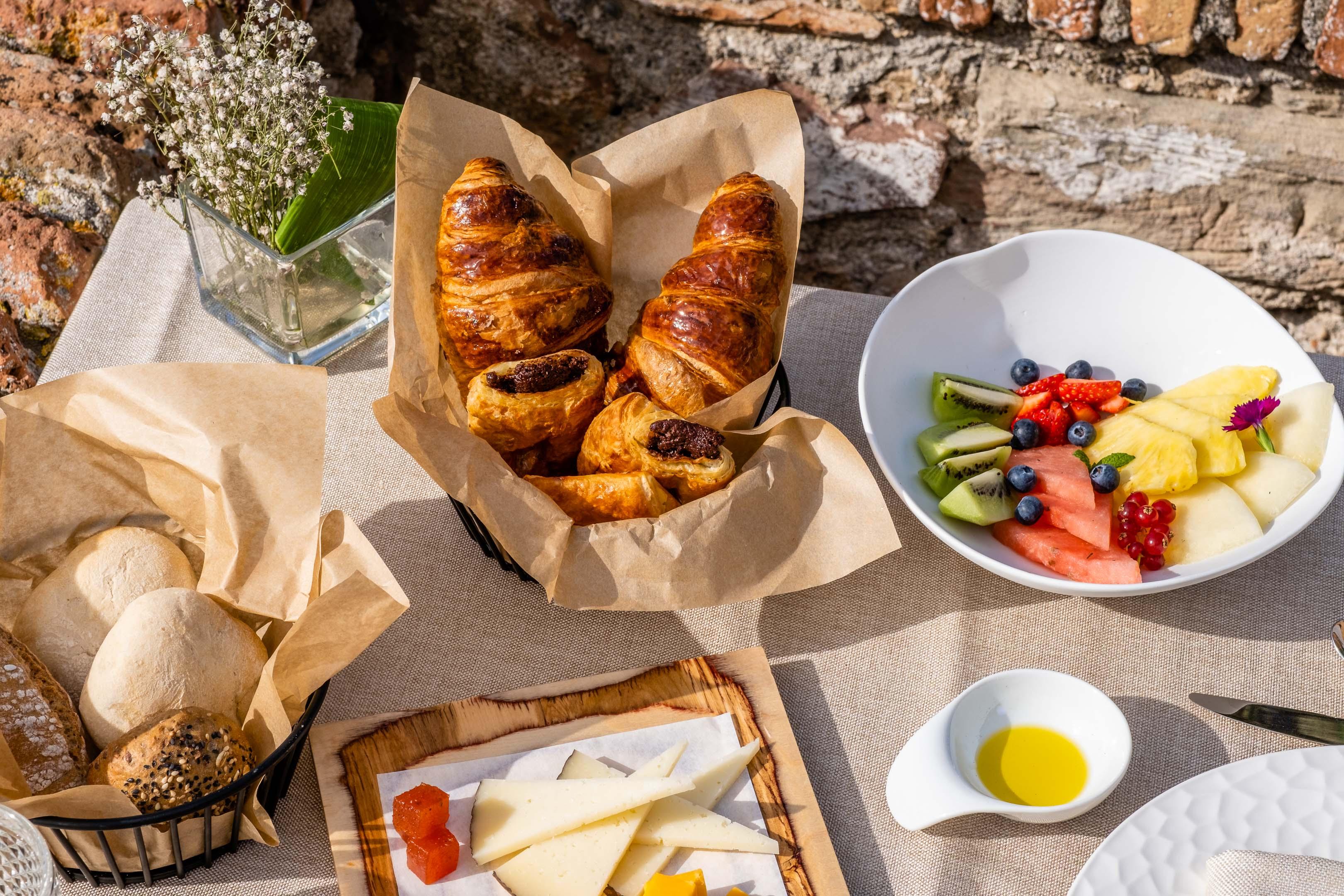 Soho Boutique Castillo De Santa Catalina - Adults Recommended Malaga Exterior photo Croissants and fruit