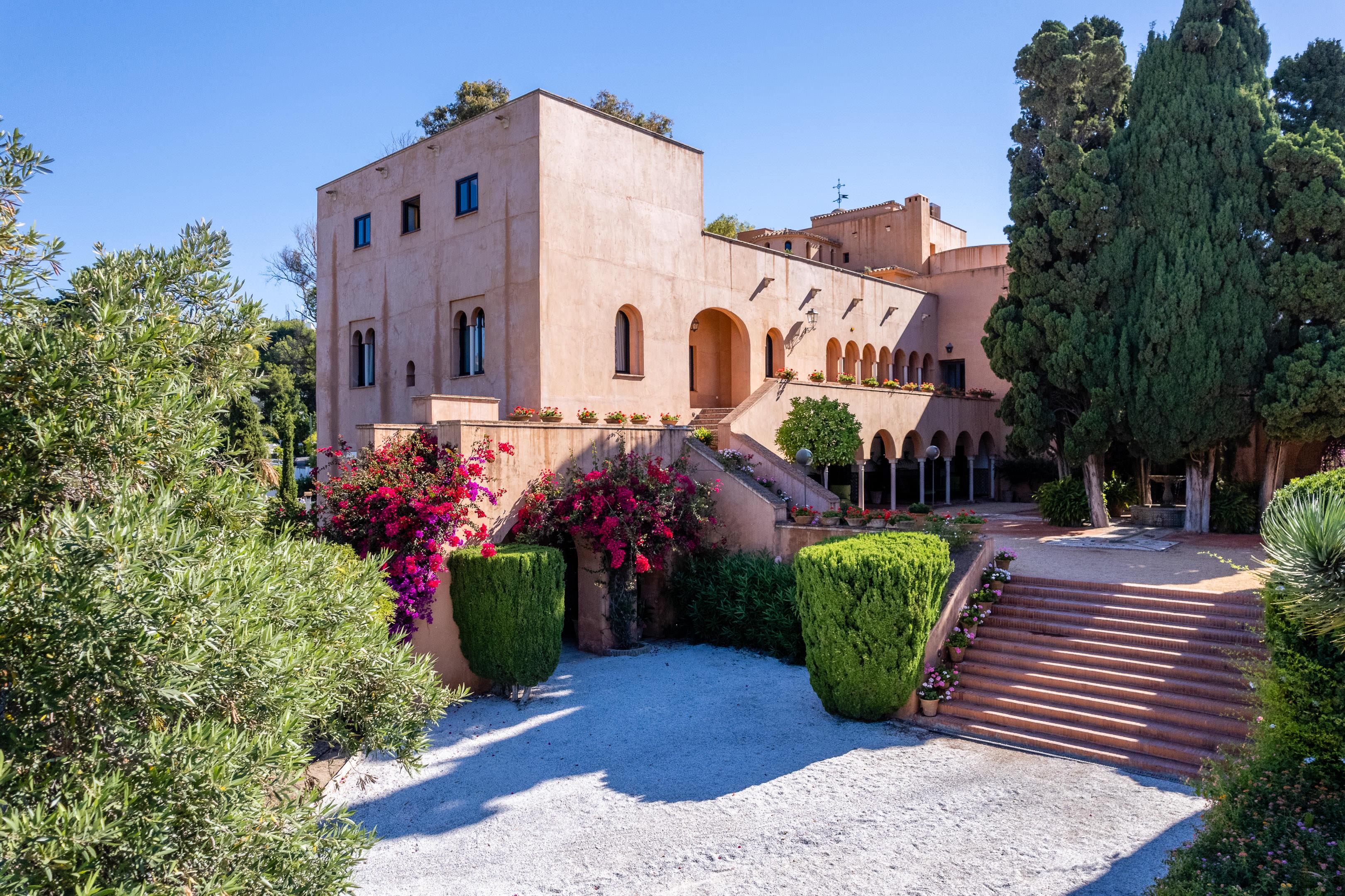 Soho Boutique Castillo De Santa Catalina - Adults Recommended Malaga Exterior photo The house of the Count of Barcelona, in the grounds of the Palau Reial de Pedralbes.