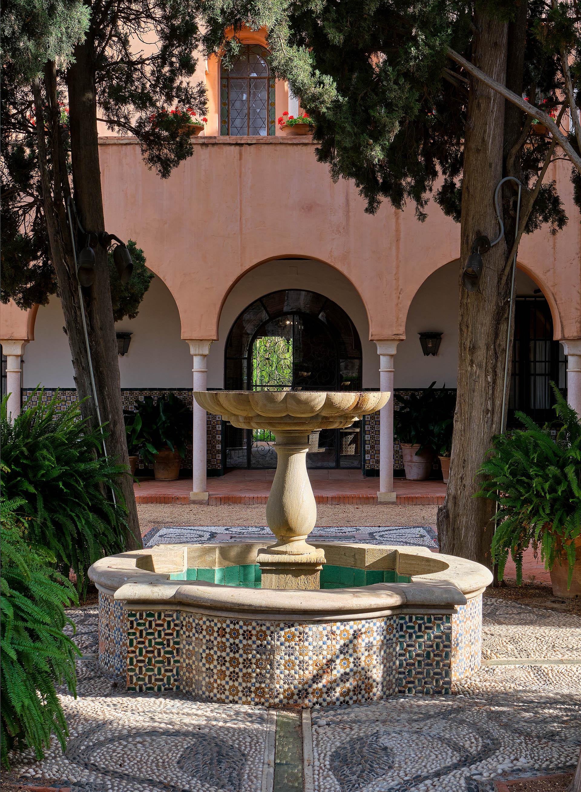 Soho Boutique Castillo De Santa Catalina - Adults Recommended Malaga Exterior photo Fountain at the center of the courtyard