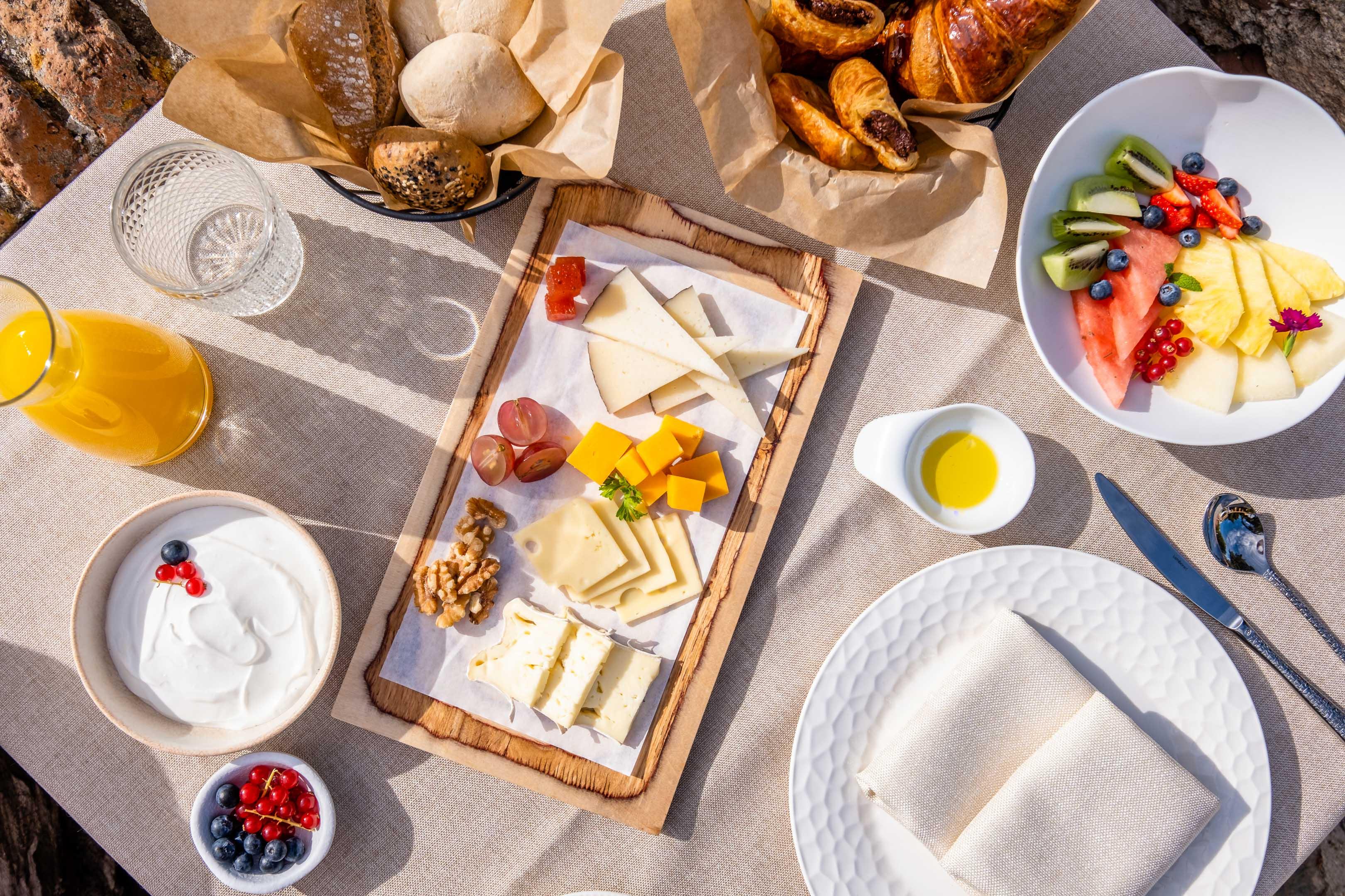 Soho Boutique Castillo De Santa Catalina - Adults Recommended Malaga Exterior photo A cheese board with fruit and bread